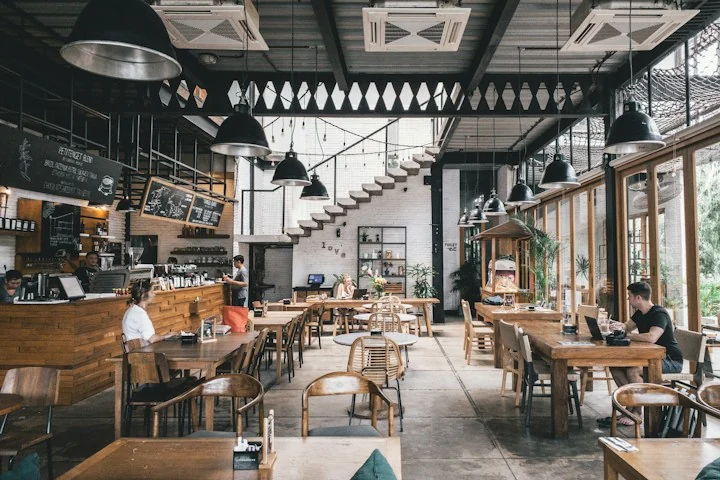 明亮整洁的餐饮门店空间